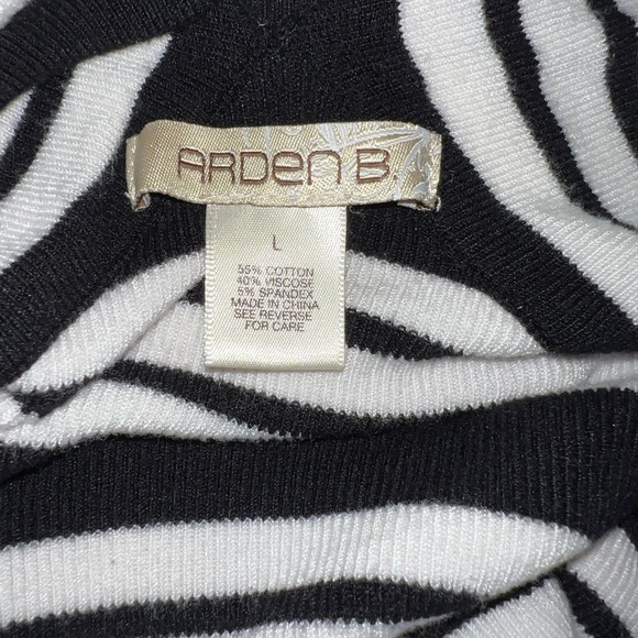 Arden B. Gently used top. Soft and Stretchy material. Large - Picture 3 of 5